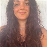 Giovane ragazza impartisce lezioni di inglese online o in presenza a bambini o ragazzi per imparare o raffinare la lingua